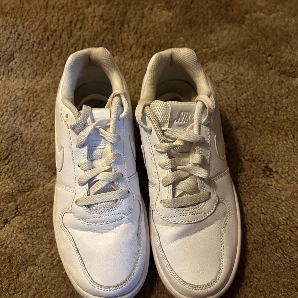 Nike court legacy women’s, solid white.